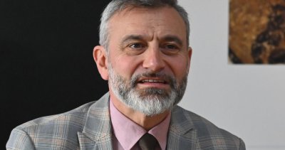 Калин Вельов хвърля костюма и се завръща на сцената