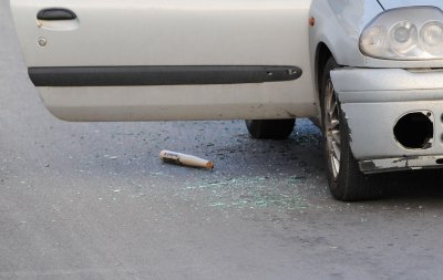 Мъж в развод блъсна колата на жена си в Русе, след това я дотроши с бухалка 