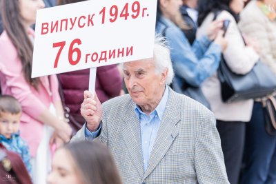 Възрастен мъж манифестира по улиците на Габрово, просълзи хиляди, ето защо (ВИДЕО)