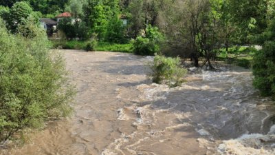 Дежурни екипи на община Тетевен и пожарната в града през