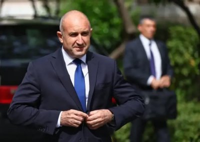 Радев сезира КС за отказа от референдума за еврото