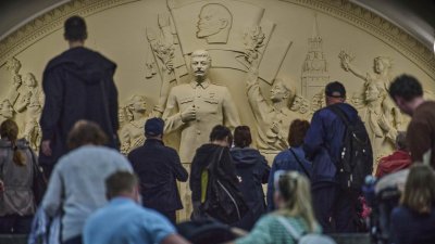 Няма човек - няма проблем: Сталин се "завърна" в московското метро (СНИМКИ)