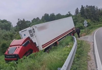 Шофьор на тир самокатастрофира на пътя Русе - Бяла
