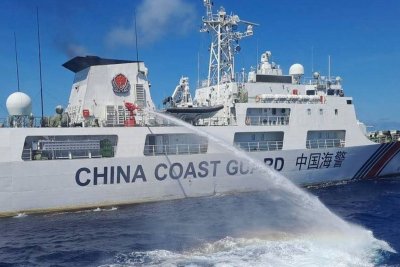 Китай използва водни оръдия срещу филипински риболовен кораб