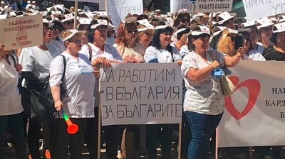 Медицинските сестри излизат на ефективен протест по подобие на софийските шофьори