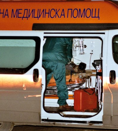 Пиян мъж се преби на стълби в къщата си във Вакарел, с опасност за живота е