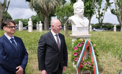 Желязков и министри поднесоха венци на паметника на Петко войвода в Рим 