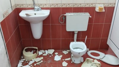 Вандали разбиха WC-то в Градската градина на Пловдив