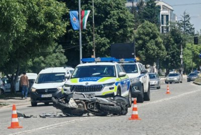 Таксиметров автомобил блъсна моторист в София От СДВР съобщиха че водачът