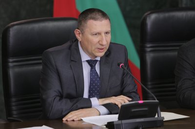 ЦИРК ВЪВ ВСС: Сарафов и Дишева се карат чий мъж и чия жена е по-голям връзкар
