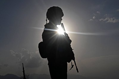 Пакистан и Индия започват оттегляне на войските от границата в Кашмир