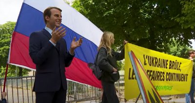 Телепортация: Открадната восъчна фигура на Макрон се появи пред руското посолство в Париж