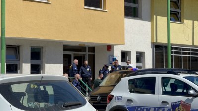Десет души арестувани в Тирана за трафик на оръжия