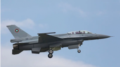 Българският F-16 направи първо кръгче в небето 