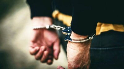 Задържаха двама криминално проявени и осъждани мъже за кражба на голяма сума пари и златни накити