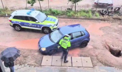 Дупка едва не погълна кола с майка и дете в кв. "Витоша"