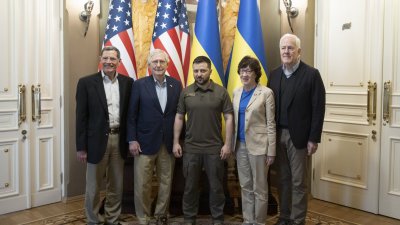 Зеленски се срещна с американски сенатори в Киев