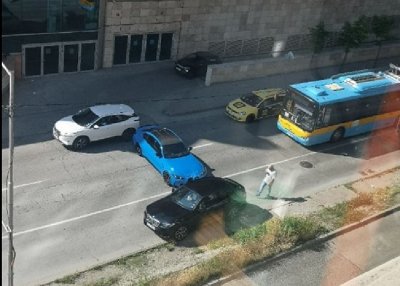При забранен обратен завой, кола се заби в автомобил, каращ в насрещното в София