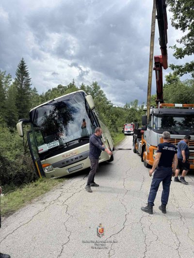 Автобус с 31 пътници се катурна край Боженци (СНИМКИ)