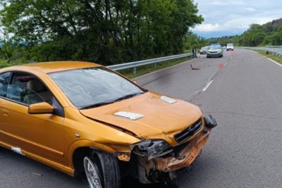 Шофьор избяга след като предизвика катастрофа на пътя между Казанлък