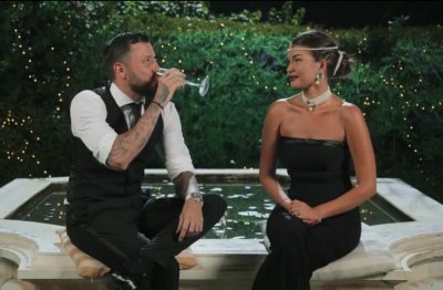 Мартин Елвиса и ергенката Косара излизат заедно и се забавляват