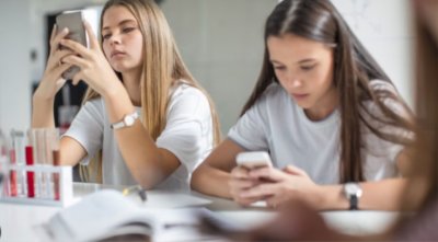 В Англия обмислят да заглушават телефоните на учениците в час