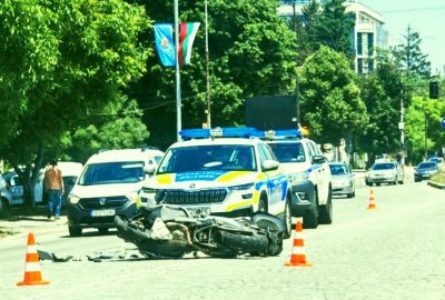 Такси блъсна моторист в София, мъжът е откаран в болница "Света Анна"