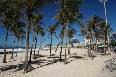 Кметът на Рио посмекчи строгите забрани за музика и храна на плажа