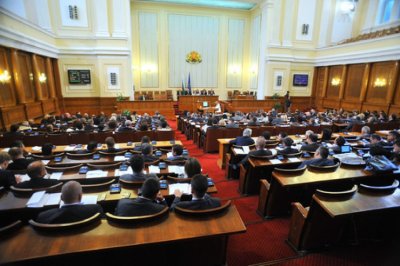 Депутатите се събират в парламента в ключовия ден за страната