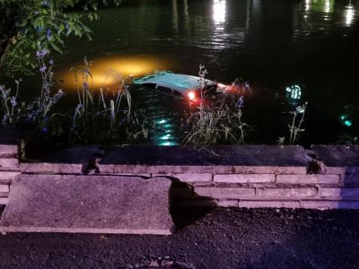 На косъм от голяма трагедия: Кола полетя в река Тунджа в Ямбол (СНИМКА)