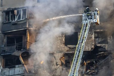 Атака с дронове и ракети срещу Харков предизвика пожари в целия град