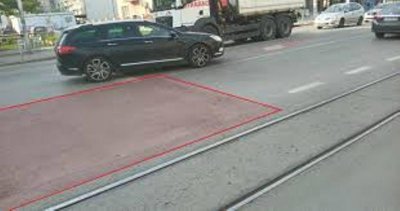 Шофьори карат в насрещното, след като ремонтиран участък пропадна в „Надежда“