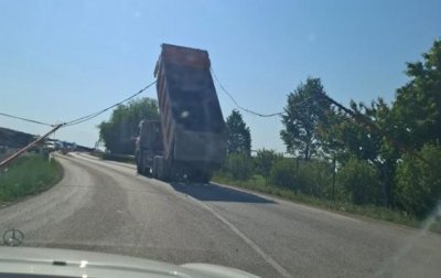 Камион се оплете в жици на Северната тангента в София