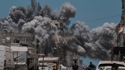 Израелски удар по училище в Газа уби най-малко десет души