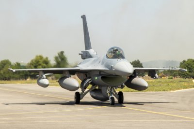Вторият F-16 кацна в авиобаза „Граф Игнатиево“ (СНИМКИ)