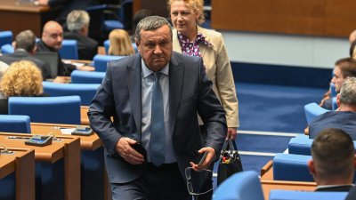 Хората на Доган аут от шефските места в комисии
