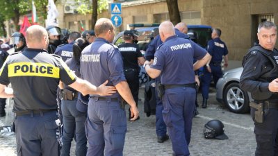 Полицай припадна от жегата по време на протеста 