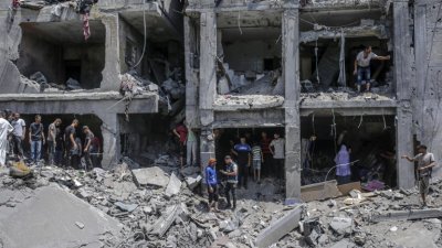 Четирима загинали след нова израелска стрелба край пункт за помощи в Рафах