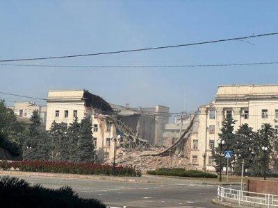 Русия разруши с въздушни удари сградата на областната управа в Херсон