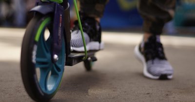 Издирват мъж на тротинетка, тормозещ жени в Пловдив