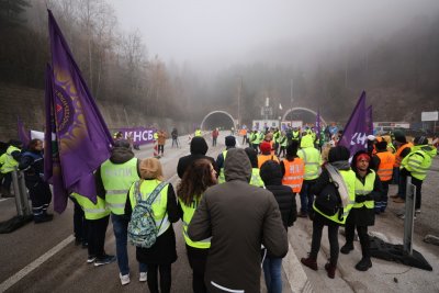 Работници от АПИ излизат на протест, блокират Дунав мост