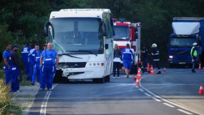 Верижна катастрофа с автобус с ученици на пътя Добрич - Варна