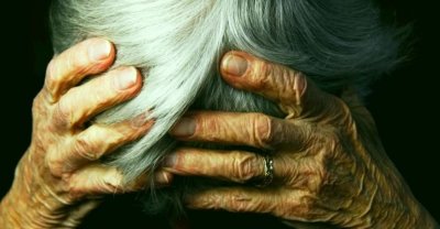 Мъж преби 76-годишна жена с дървена пръчка