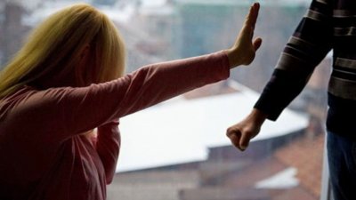 Жестокост: Мъж заключи приятелката си за часове и я преби