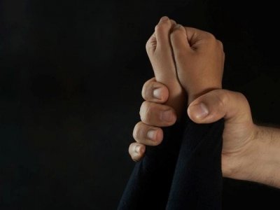 Задържаха 36-годишен, окървавил жена си с ритници в София