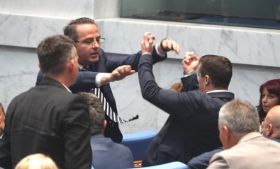 Депутати от Възраждане блокираха достъпа до трибуната на Народното събрание