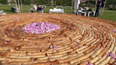 РЕКОРД: Баница с рози, дълга 1 километър, приготвиха в Казанлък