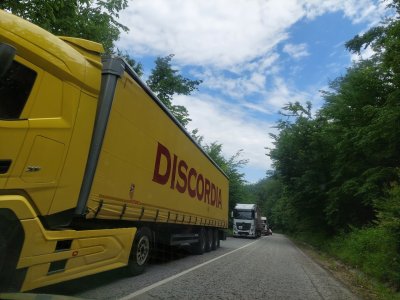 Превозвачи искат Петрохан да бъде отворен еднопосочно за камиони