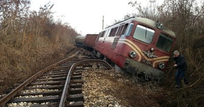 Влак дерайлира и блокира релсите в Сливенско