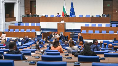 Гонят депутатите на Доган от шефските места в парламента